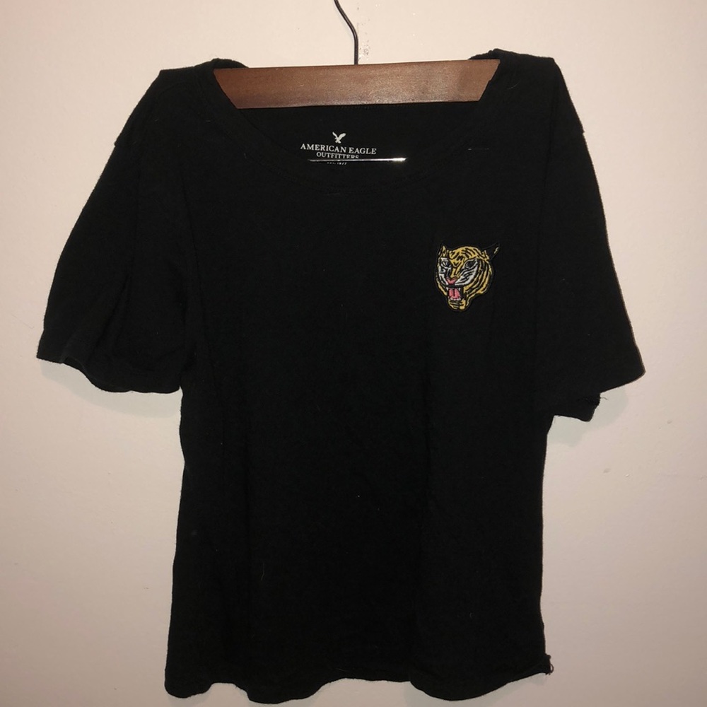 Cropped black T.